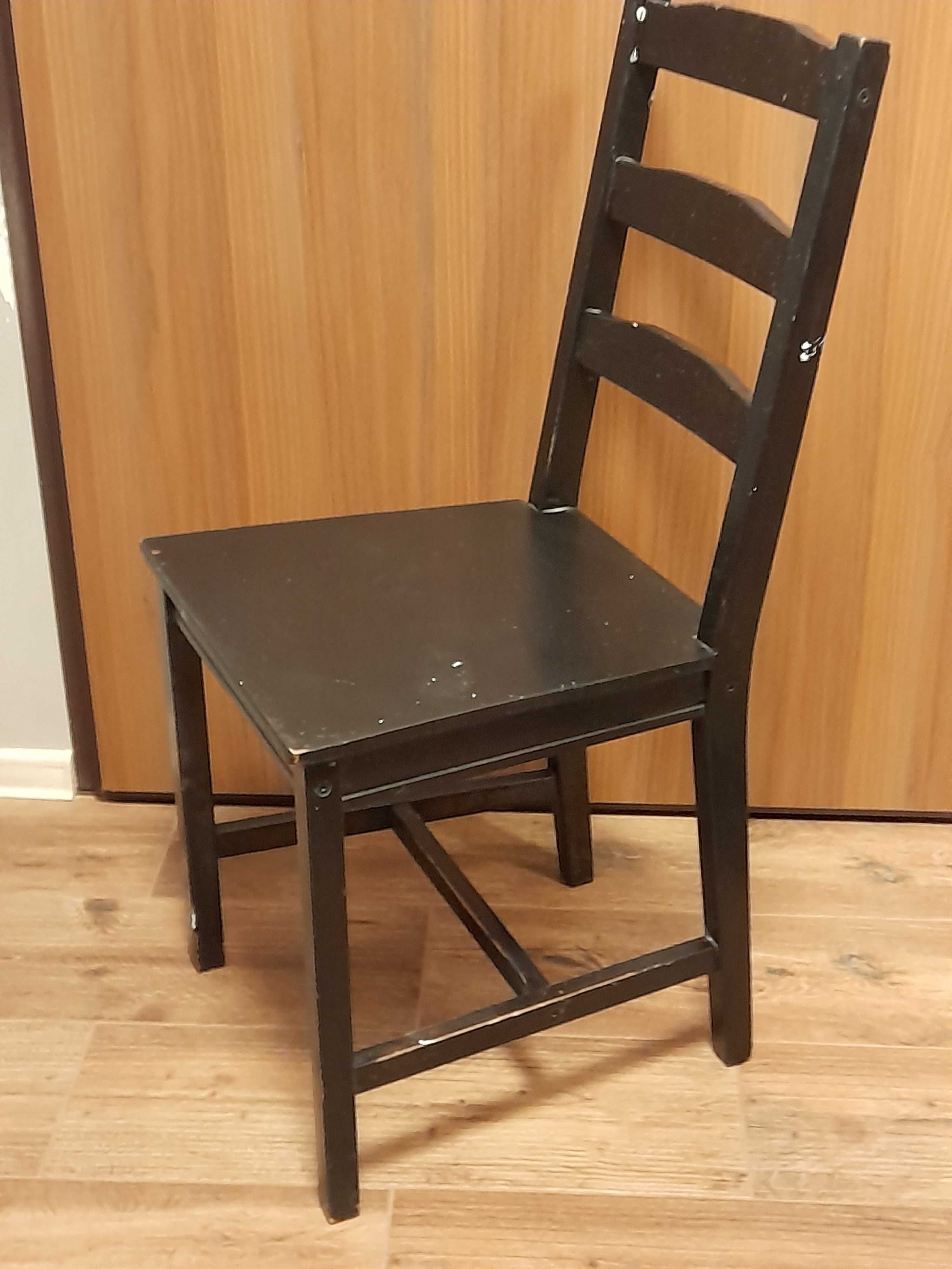 dwa krzesła czarne drewniane