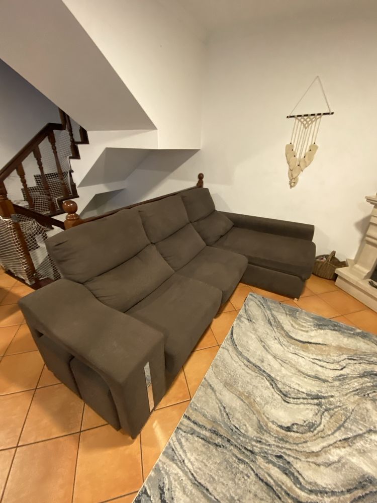 Sofa grande cinzento escuro