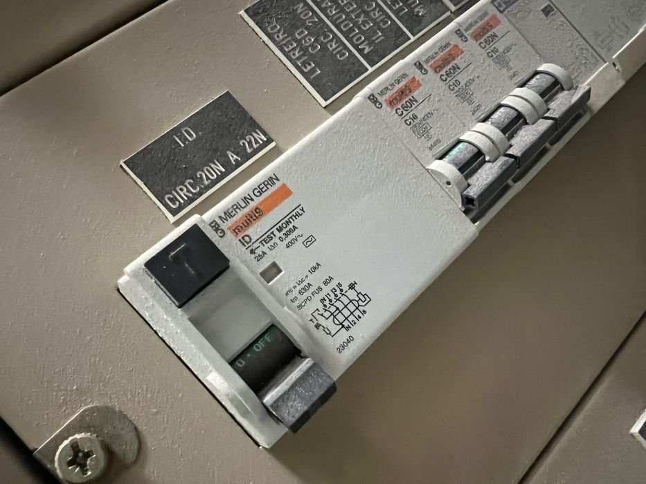 Quadro de Electricidade com Portas - Disjuntores Merlin Gerin