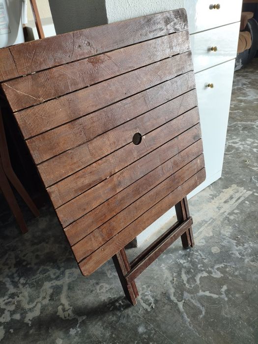 Mesa madeira  de fácil arrumaçã.o