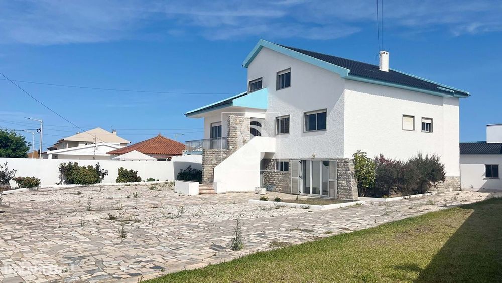 Moradia T10 com garagem e amplo terreno em Porto de Lobos, Peniche