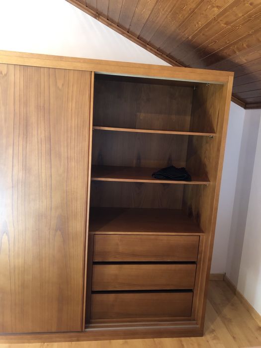 Roupeiro como novo. Tem apenas uns meses. Qualidade excelente.