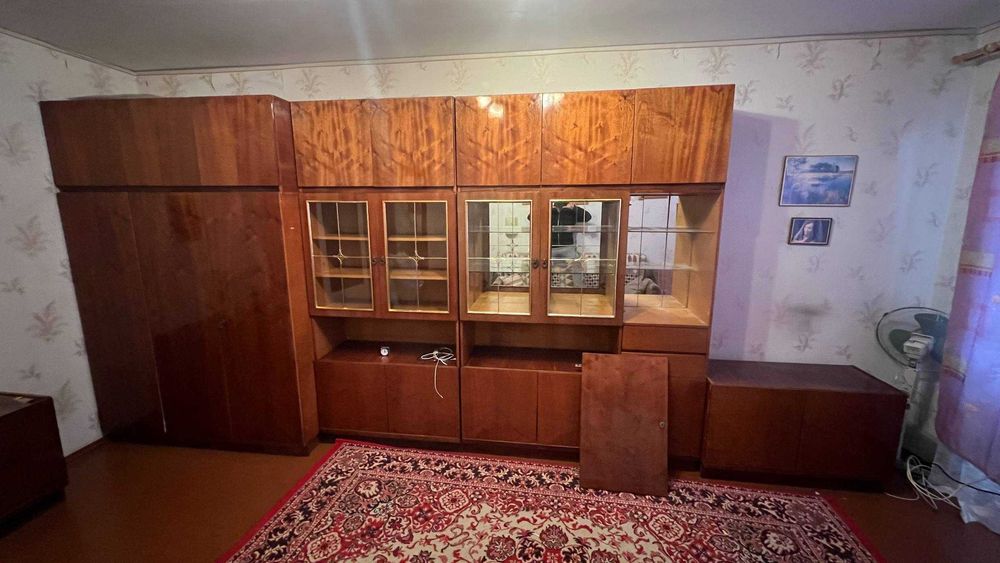 Безкоштовно старі меблі, диван, крісла, стінки. Полтава (Левада)