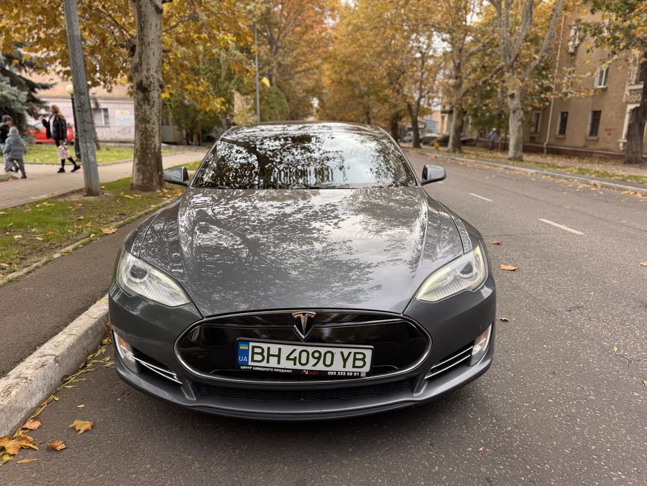 Tesla model S P85