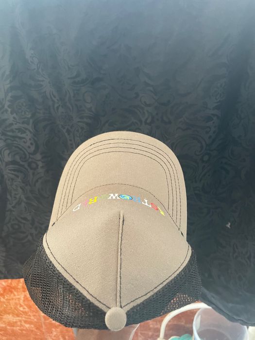 Boné marca “Astro World” de Travis Scott