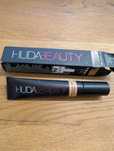 Korektor mocno kryjący - HUDA BEAUTY The Overachiever, 16N Granola