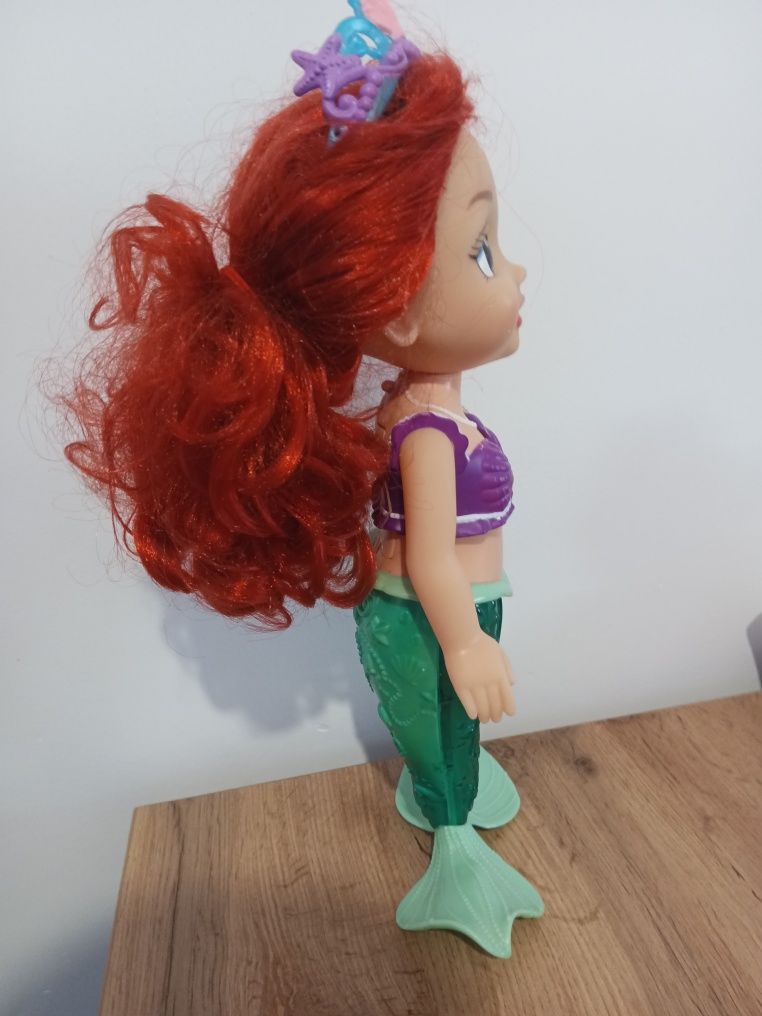 Duża lalka Disney Mała Syrenka Ariel mówiąca/śpiewająca po angielsku
