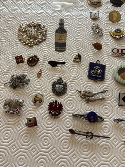 Pequenos alfinetes crachas pins