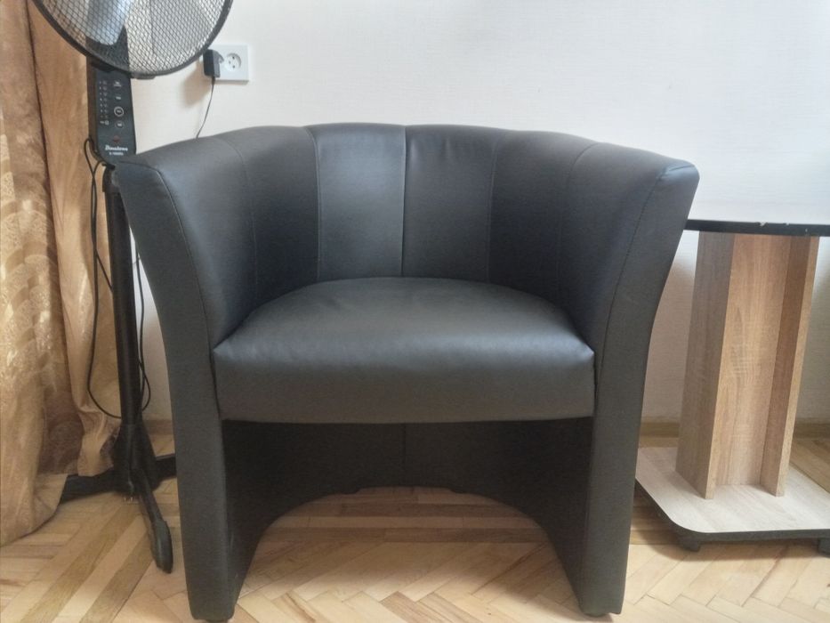 Два кресла (фотель), чёрные