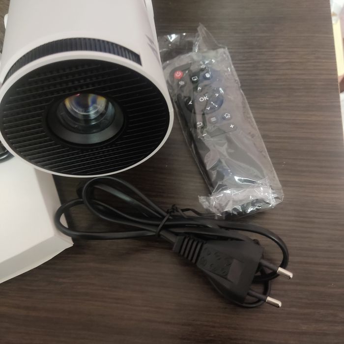 мініпроєктор Aubor Mentech
Це портативний смарт-проєктор з Wi-Fi та