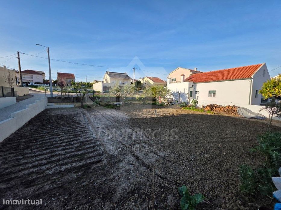 Terreno urbano com 204 m², legalizado na Portela da Azóia