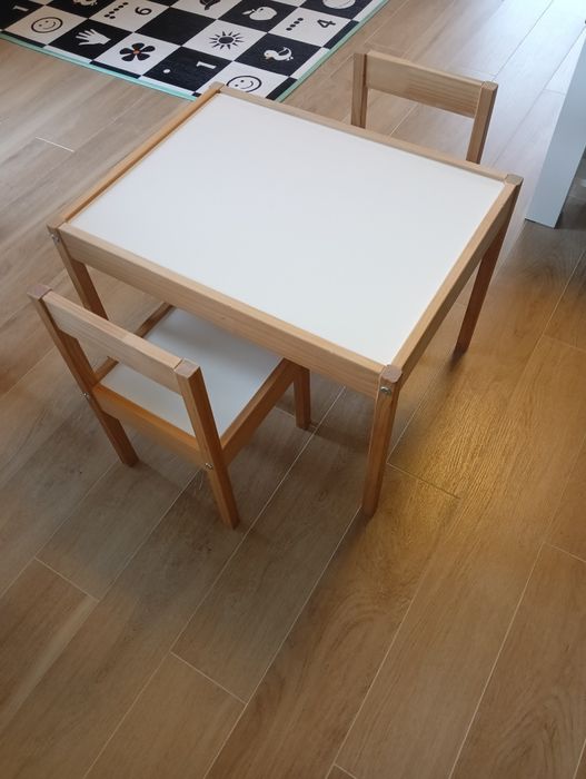 Stolik latt Ikea z dwoma krzesełkami