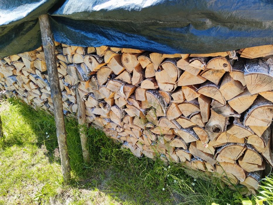 Suche połupane sezonowane drewno drzewo opałowe kominka kominkowe