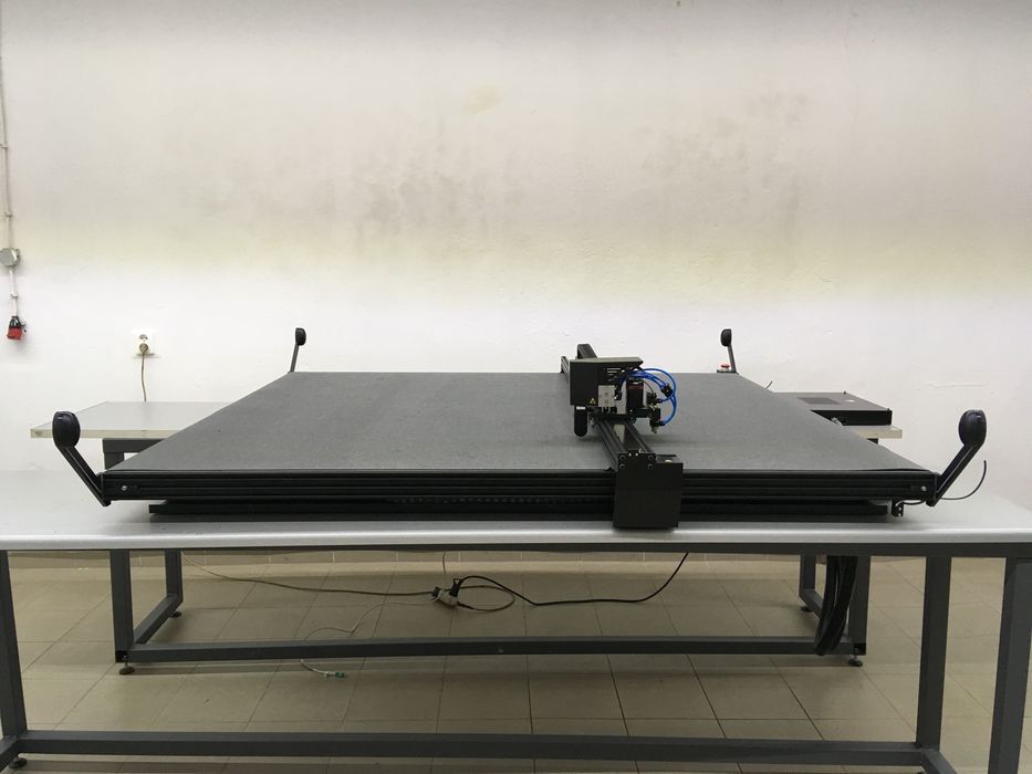 Cutter jednowarstwowy do tkanin ploter