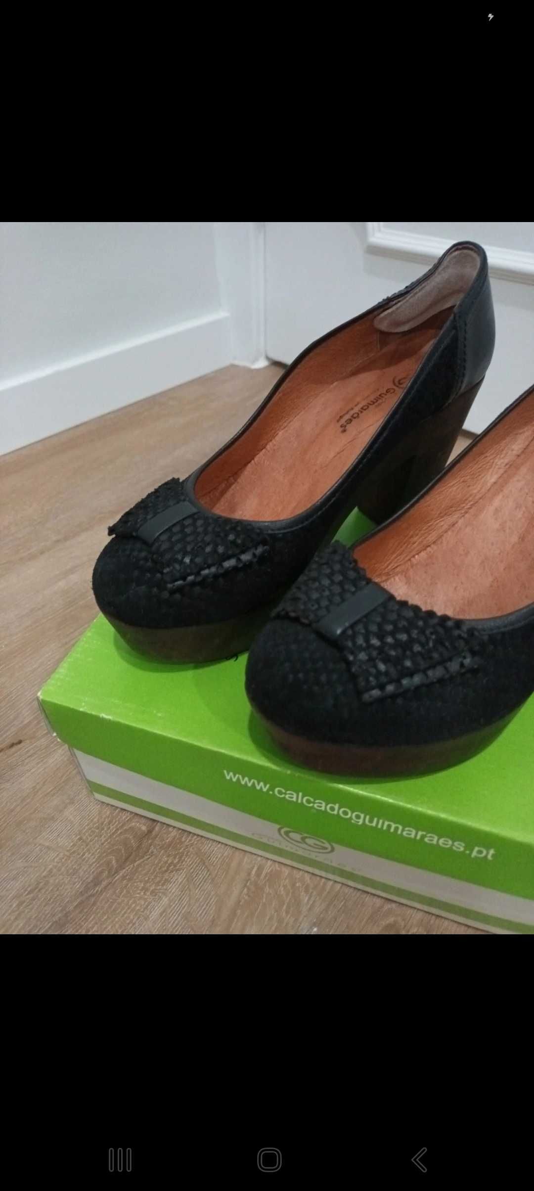 Sapatos pretos tacão alto