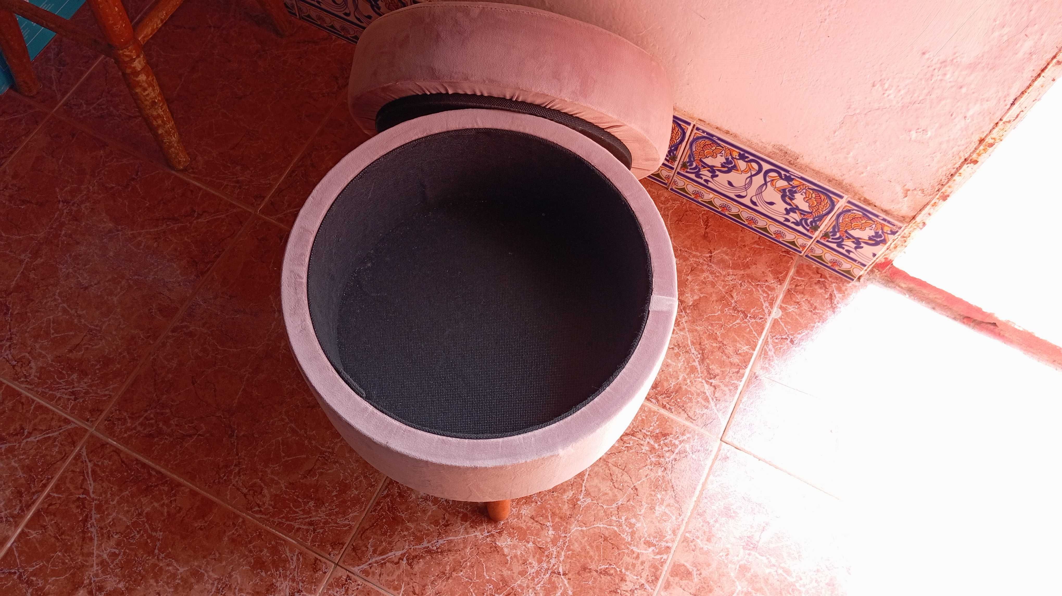 Puff / Banquinho estofado com arrumação