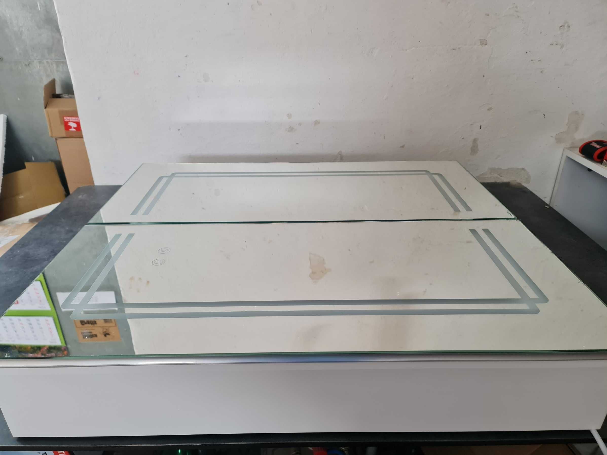 Szafka łazienkowa z lustrem i oświetleniem LED  60x70x13 cm BIAŁA