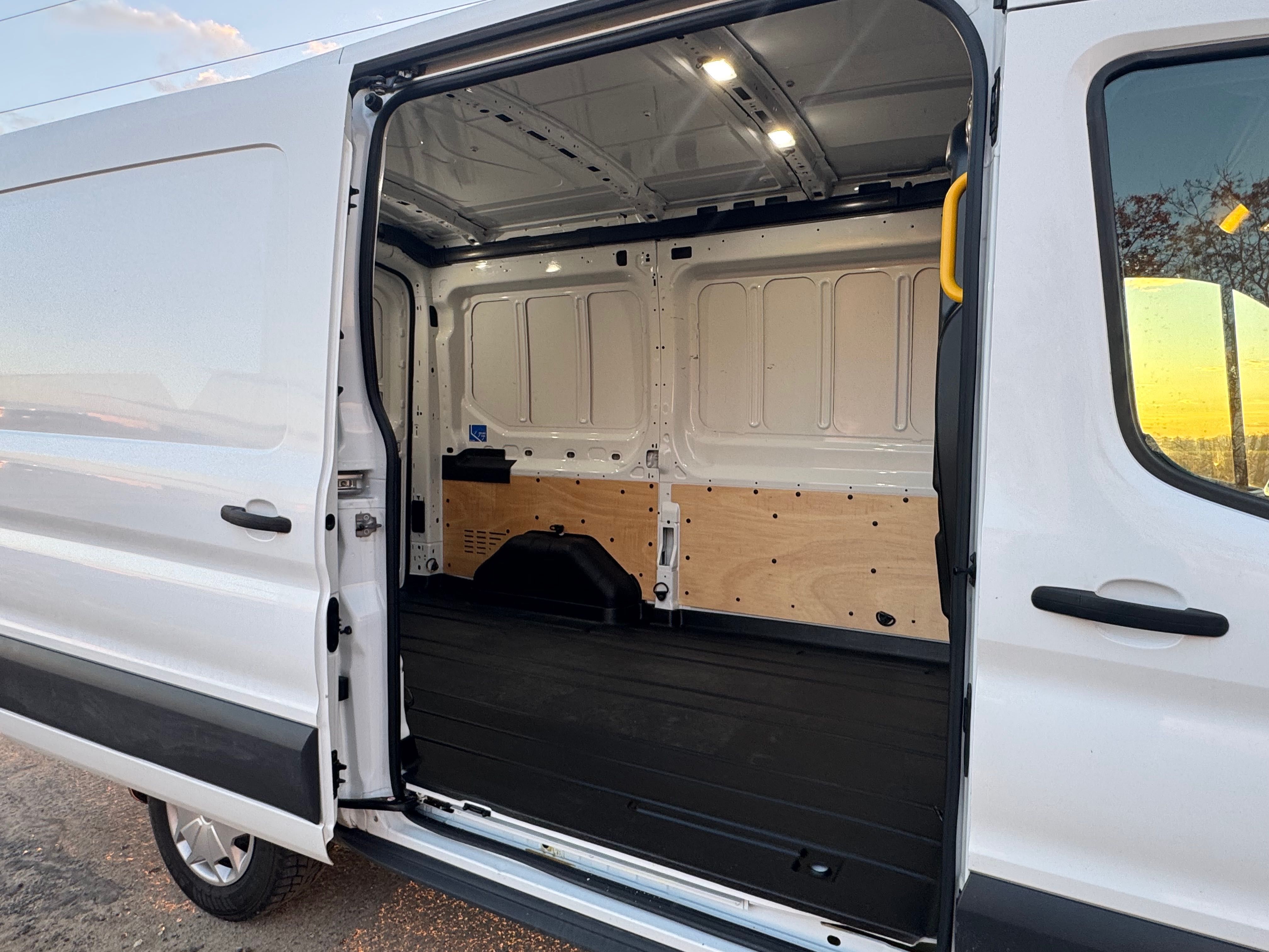 Wynajem Busa Ford Transit wersja L2H2