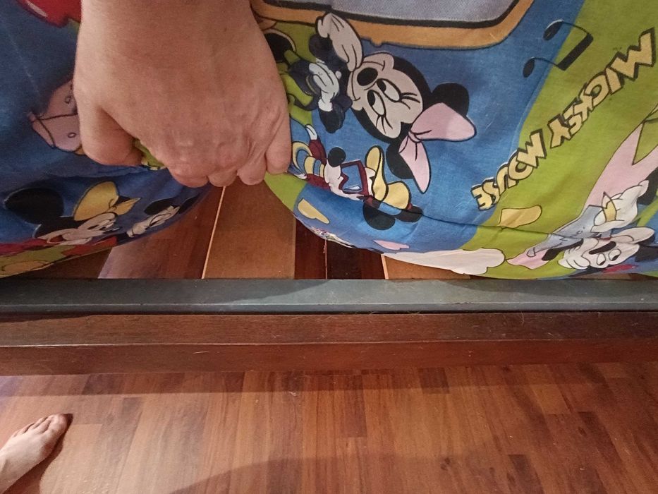 Cama de solteiro nova, em mogno. Com ou sem colchão. Há 3 iguais.