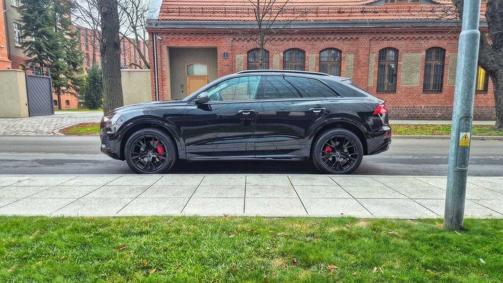 Audi Q8      2023