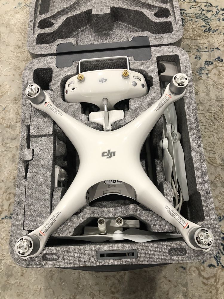 Квадрокоптер DJI Phantom 4 (дрон)