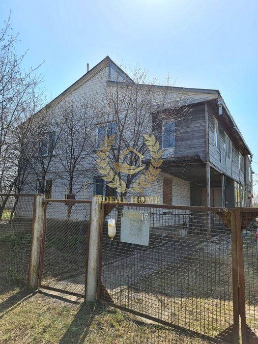 Продам двоповерховий будинок у центрі села Надросівка