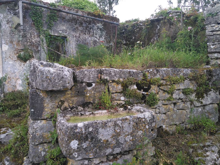 Quintinha com casas antigas em pedra para reconstrução