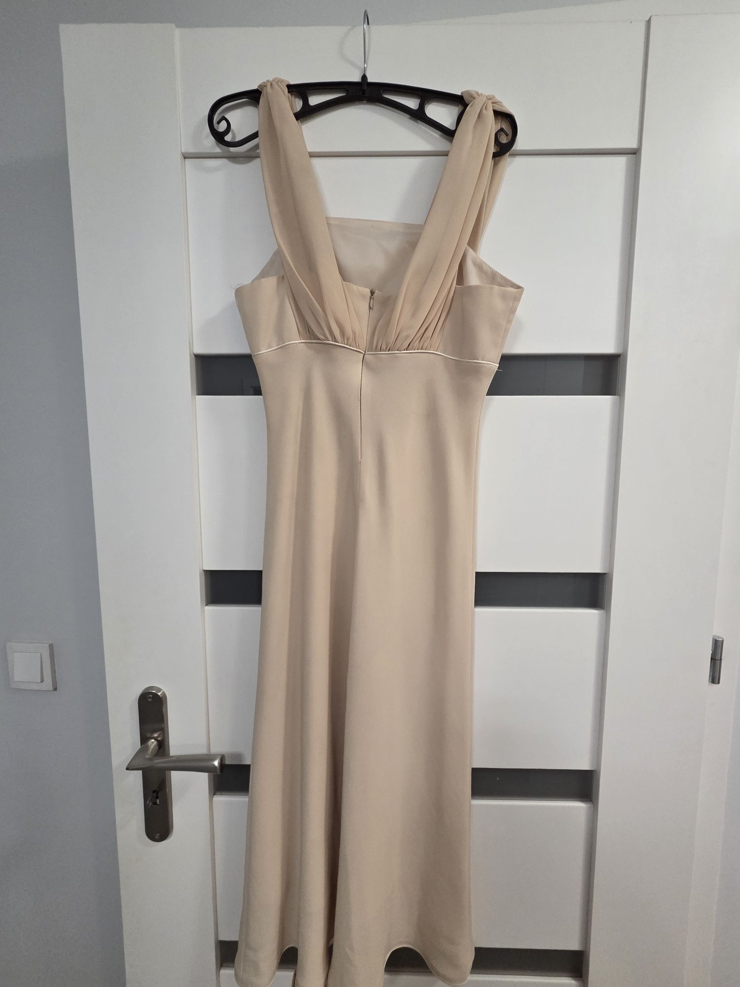 Sukienka beżowa elegancka
