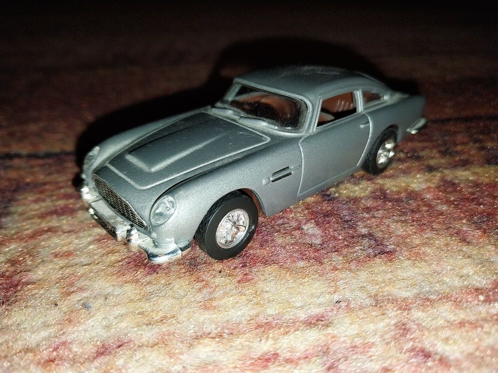 Aston Martin DD5 model samochodu Jamesa Bonda