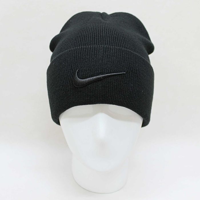 Тепла шапка найк (Nike) чорного кольору з чорною вишивкою з боку