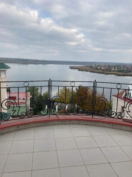 Великий будинок біля річки, місто Миколаїв