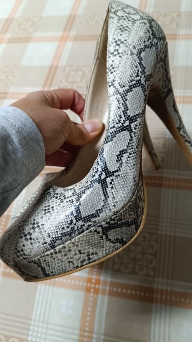 Sapatos muito lindos em óptimo estado tamanho 39. Como novos.