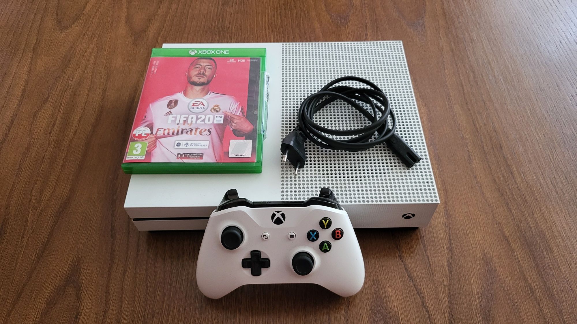 Xbox One S 1 TB + pad i FIFA 20