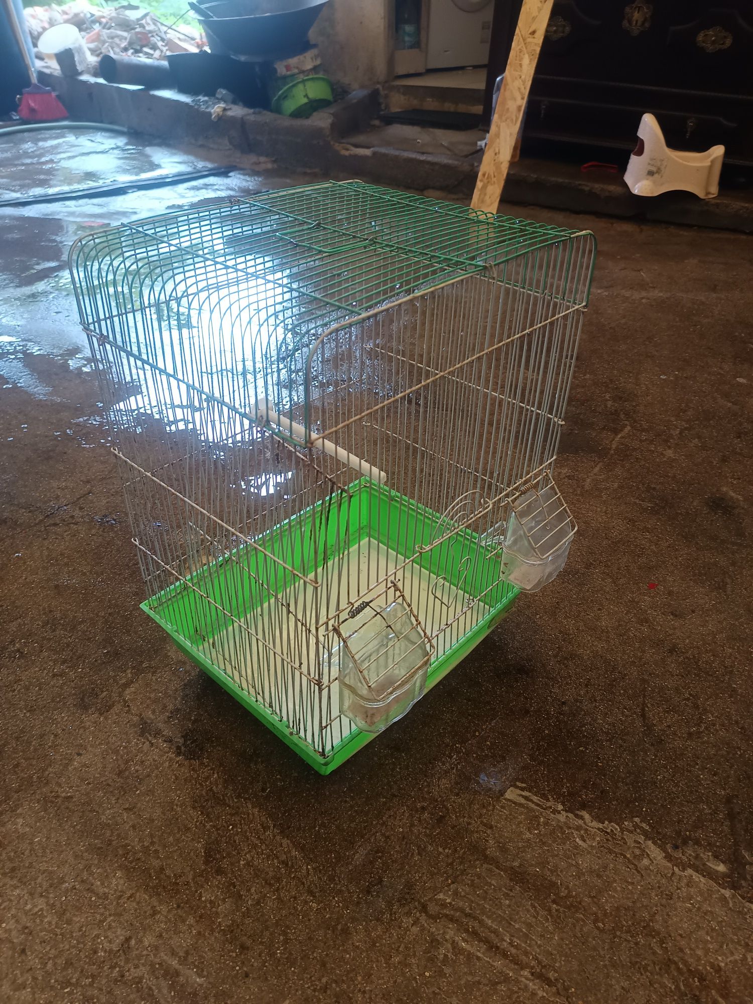 Vende se as duas gaiolas de pássaros