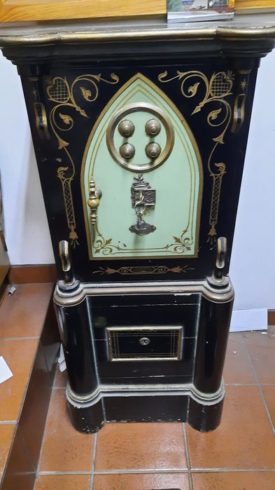 Cofre antigo. Centenário. Vintage. Com chave e código