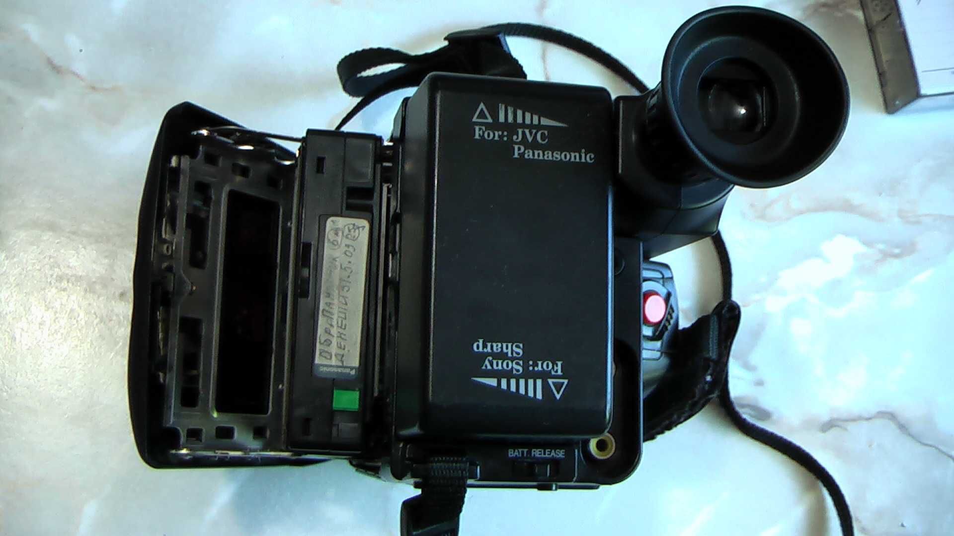 Відеокамера JVC GR-AX627E