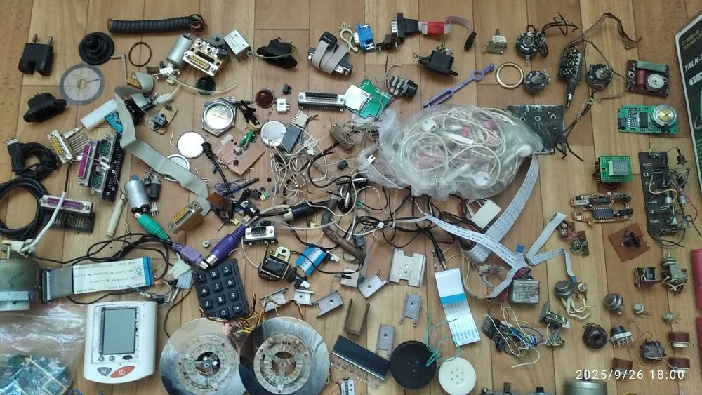 Лот Різної Електроніки. Електродвигуни 220V і до 12V.