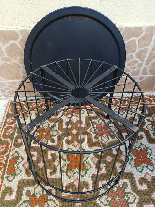 2 mesas de apoio com arrumação do IKEA