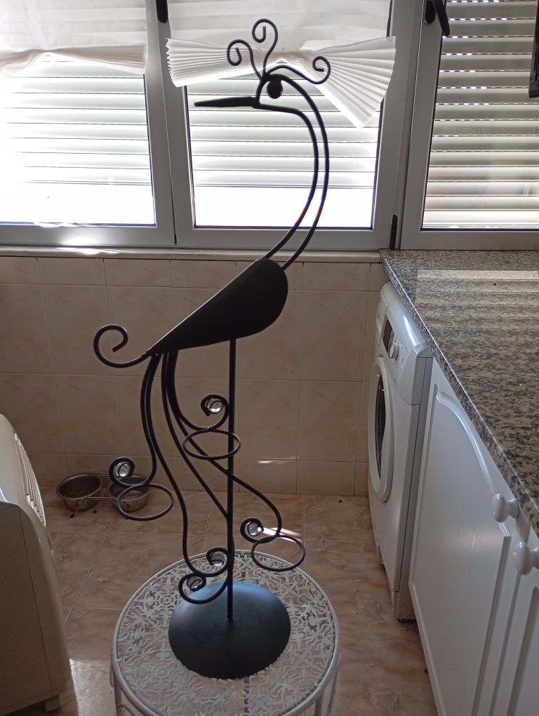 Mesinha em ferro com porta velas