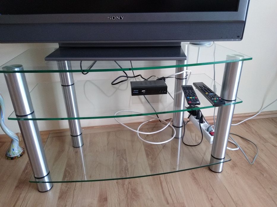Szklany stolik pod telewizor