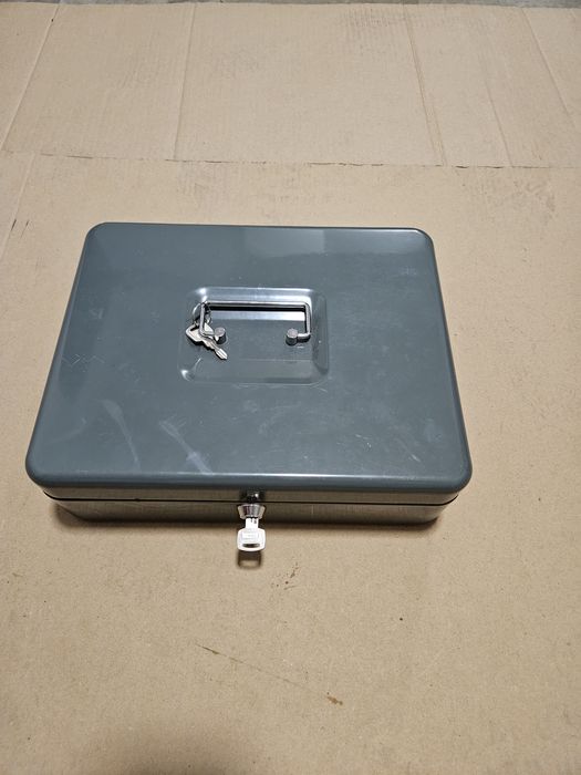 Cofre cinzento com chaves