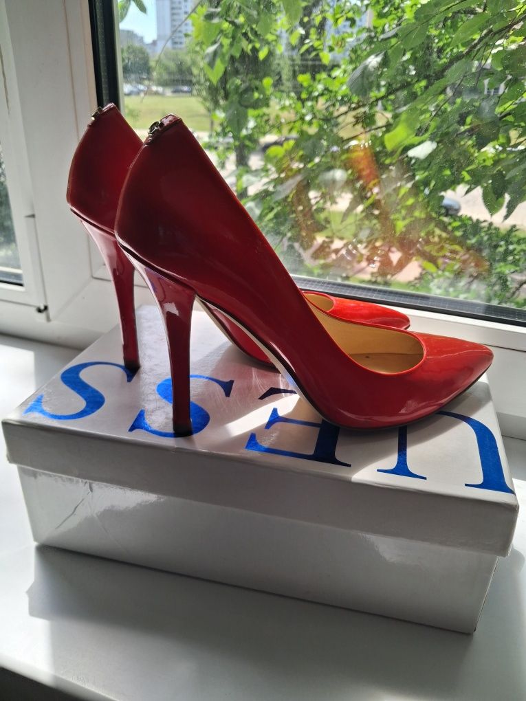 Продам туфлі Guess