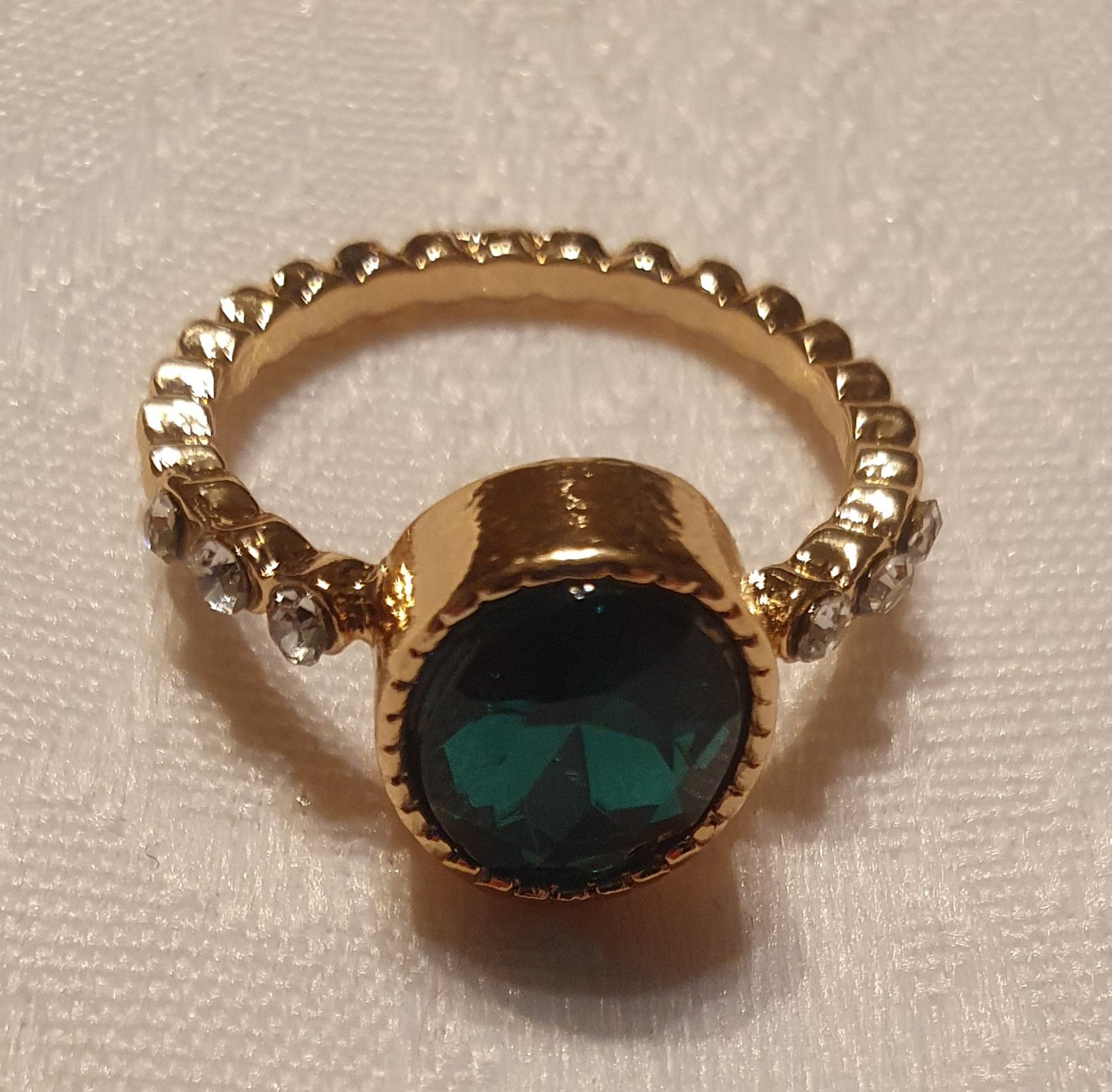 Piękny pierścionek z zielonym owalnym oczkiem 8