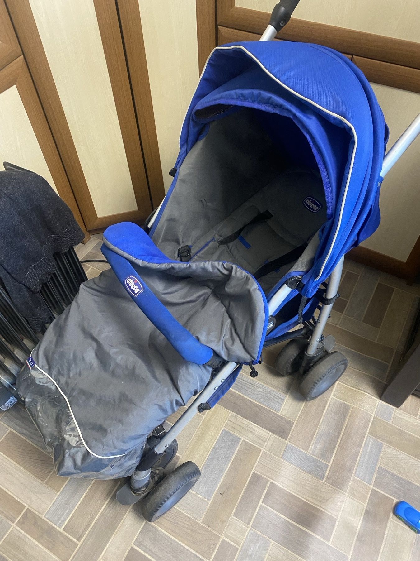 Прогулянкова коляска chicco + подарунок (памперси)