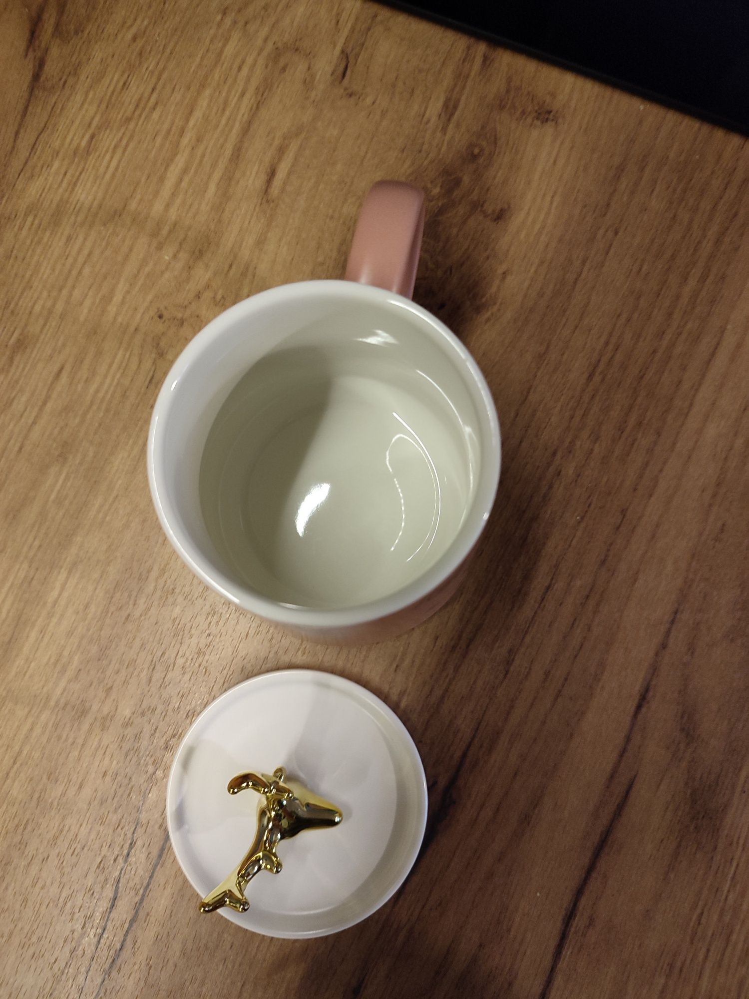 Porcelanowy kubek ROSIE różowy z ozdobną przykrywką 0,4