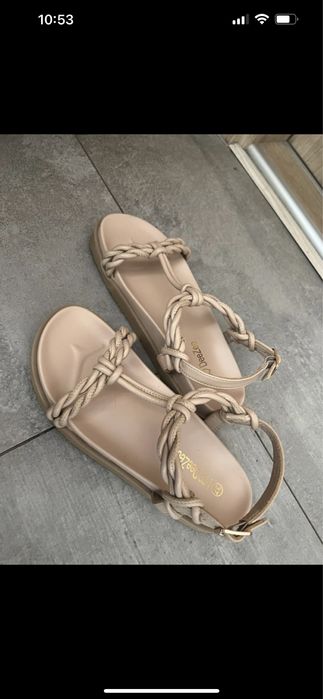 Beżowe sandałki