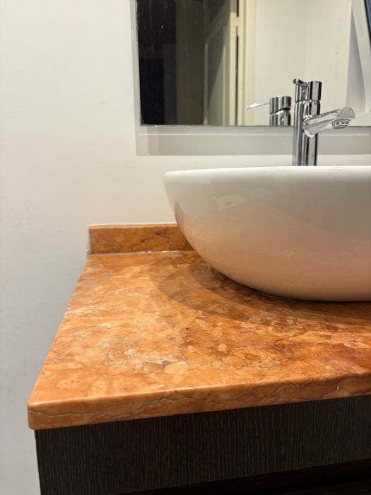 Conjunto de casa de banho com pedra e lavatório integrado