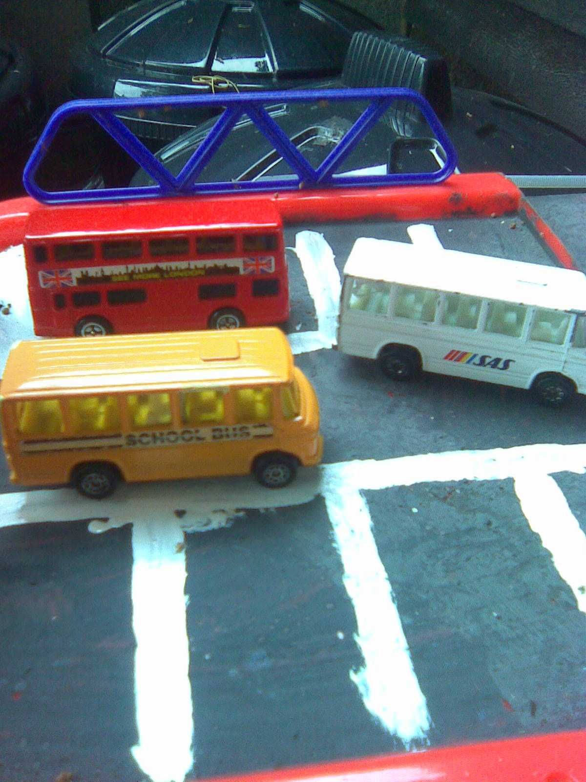 3 Corgi juniors autocarros 1979.