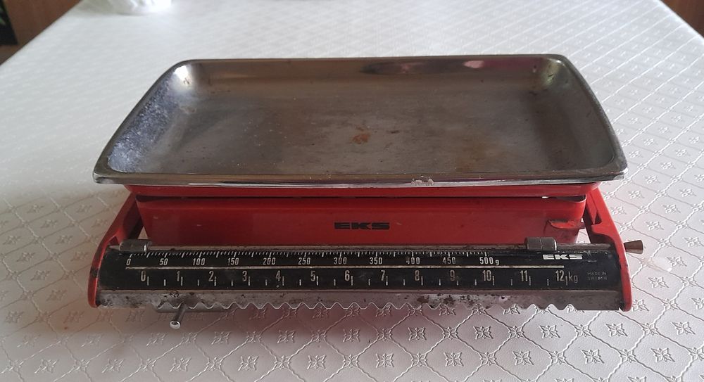 Balança de cozinha antiga vermelha