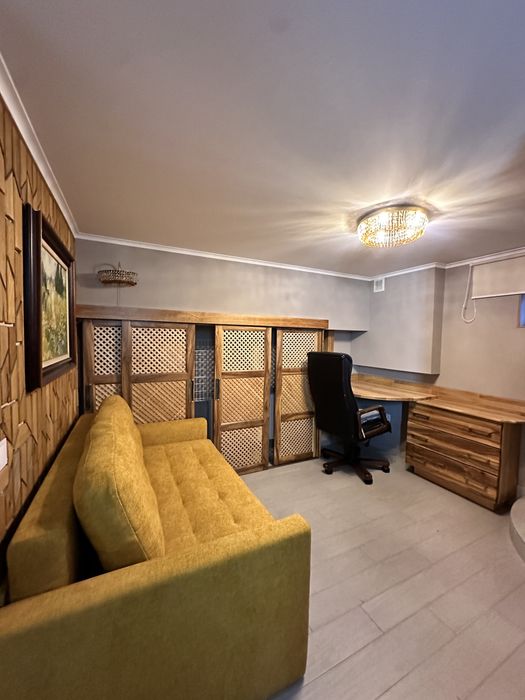 Продається двох кімнатна+ кухня студія+ підвал з Сауною і кімнатою